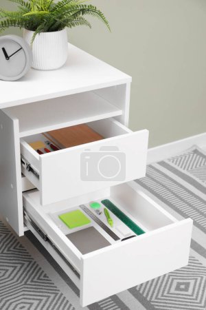 Téléchargez les photos : Fournitures de bureau dans des tiroirs ouverts à l'intérieur - en image libre de droit