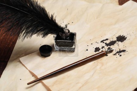 Téléchargez les photos : Inkwell with feather, fountain pen and vintage parchments on wooden table - en image libre de droit