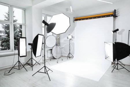 Foto de Interior del moderno estudio fotográfico con equipo de iluminación profesional - Imagen libre de derechos