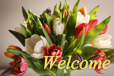 Téléchargez les photos : Welcome card. Bouquet of beautiful tulip flowers and word on light background, closeup - en image libre de droit