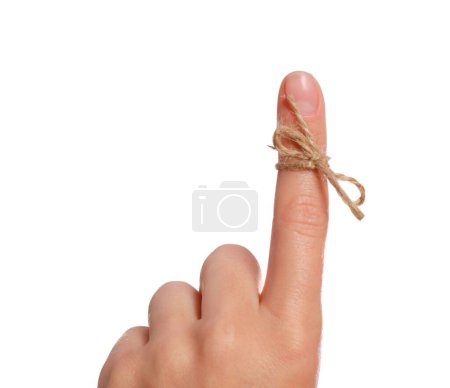 Frau zeigt Zeigefinger mit gebundener Schleife als Erinnerung auf weißem Hintergrund, Nahaufnahme