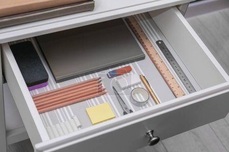 Téléchargez les photos : Office supplies in open desk drawer, closeup - en image libre de droit