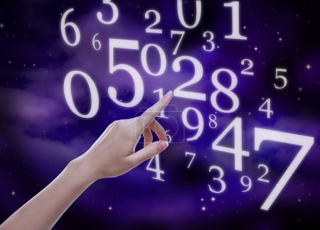 Foto de Numerología. Mujer señalando números contra el cielo, primer plano - Imagen libre de derechos