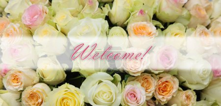 Téléchargez les photos : Carte de bienvenue. Bouquet de belles roses et mot, gros plan. Conception de bannière - en image libre de droit