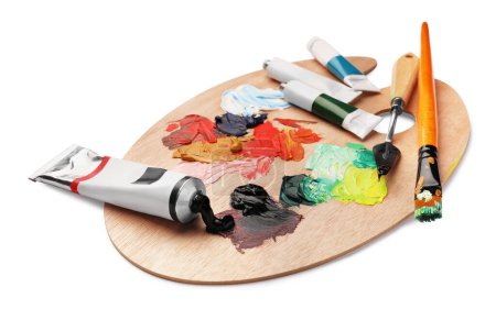 Téléchargez les photos : Palette en bois avec peintures à l'huile et outils sur fond blanc - en image libre de droit