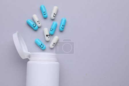 Foto de Antidepresivos y frasco médico sobre fondo gris, planas. Espacio para texto - Imagen libre de derechos