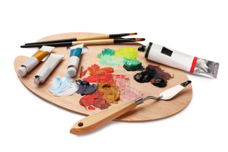 Téléchargez les photos : Palette en bois avec peintures à l'huile et outils sur fond blanc - en image libre de droit