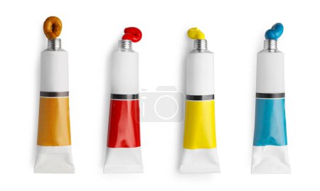 Téléchargez les photos : Ensemble de tubes avec peintures à l'huile colorées sur fond blanc, vue de dessus - en image libre de droit