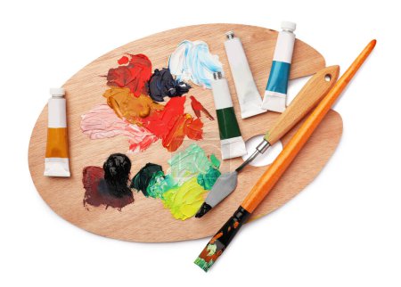 Téléchargez les photos : Palette en bois avec peintures à l'huile et outils sur fond blanc, vue de dessus - en image libre de droit
