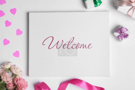 Téléchargez les photos : Welcome card. Canvas with word, gift boxes, beautiful roses, pink hearts and ribbon on white background, flat lay - en image libre de droit