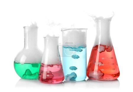 Téléchargez les photos : Laboratory glassware with colorful liquids and steam isolated on white. Chemical reaction - en image libre de droit