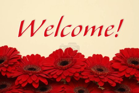 Téléchargez les photos : Welcome card. Beautiful red gerbera flowers and word on beige background, top view - en image libre de droit