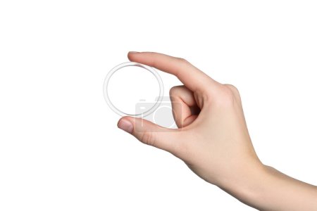 Téléchargez les photos : Femme tenant un diaphragme anneau contraceptif vaginal sur fond blanc, gros plan - en image libre de droit