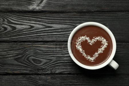 Téléchargez les photos : Coupe de chocolat chaud avec décoration en forme de coeur sur table en bois noir, vue de dessus. Espace pour le texte - en image libre de droit