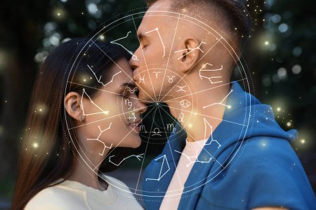Téléchargez les photos : Compatibilité horoscope. Couple amoureux à l'extérieur et roue du zodiaque - en image libre de droit