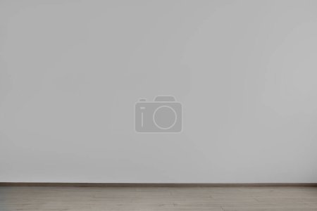 Foto de Empty renovated room with beautiful white wall - Imagen libre de derechos