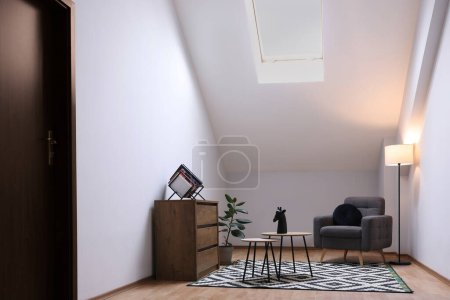Dachgeschossausstattung mit schräger Decke und Möbeln