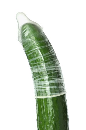 Téléchargez les photos : Concombre avec préservatif isolé sur blanc. Concept de sexe sûr - en image libre de droit