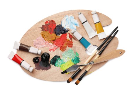 Téléchargez les photos : Palette en bois avec peintures à l'huile et outils sur fond blanc, vue de dessus - en image libre de droit