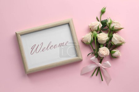 Téléchargez les photos : Welcome card. Beautiful roses and frame with word on pink background, flat lay - en image libre de droit