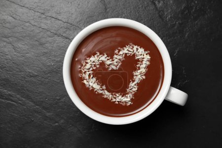Téléchargez les photos : Coupe de chocolat chaud avec décoration en forme de coeur sur table noire, vue de dessus - en image libre de droit