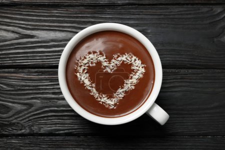 Téléchargez les photos : Coupe de chocolat chaud avec décoration en forme de coeur sur table en bois noir, vue de dessus - en image libre de droit