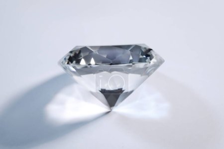 Foto de Beautiful dazzling diamond on white background, closeup - Imagen libre de derechos