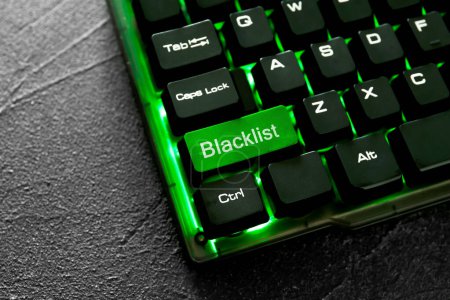 Téléchargez les photos : Bouton vert avec mot Liste noire sur le clavier de l'ordinateur, gros plan - en image libre de droit