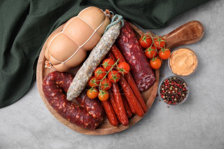 Téléchargez les photos : Différents types de savoureuses saucisses et ingrédients sur table gris clair, plat - en image libre de droit