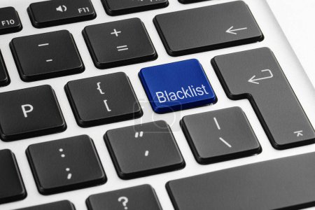Téléchargez les photos : Bouton bleu avec mot Blacklist sur clavier d'ordinateur portable, gros plan - en image libre de droit