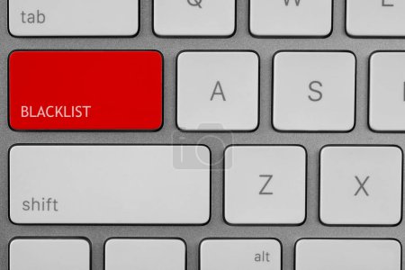 Photo pour Bouton rouge avec mot Blacklist sur le clavier de l'ordinateur, vue du haut - image libre de droit