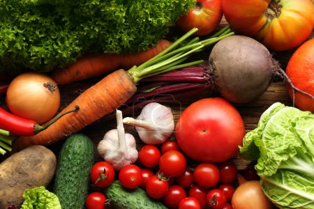 Téléchargez les photos : Différents légumes frais et mûrs sur la table, à plat. Produits agricoles - en image libre de droit