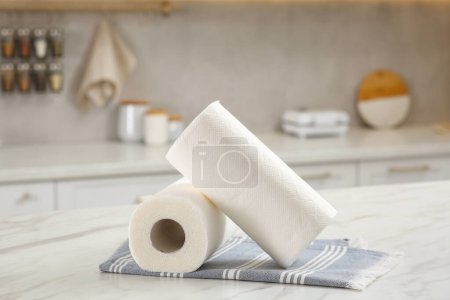 Téléchargez les photos : Rouleaux de papier essuie-tout sur table en marbre blanc dans la cuisine - en image libre de droit