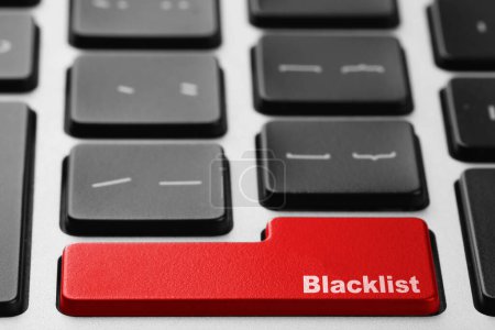 Photo pour Bouton rouge avec mot Liste noire sur le clavier de l'ordinateur, gros plan - image libre de droit