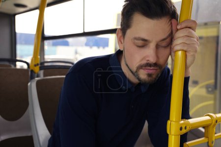 Téléchargez les photos : Homme fatigué dormant dans les transports en commun - en image libre de droit
