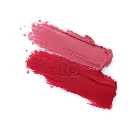 Téléchargez les photos : Frottis de beaux rouges à lèvres sur fond blanc, vue de dessus - en image libre de droit