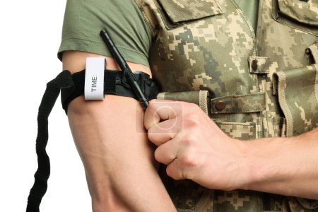Foto de Soldado en uniforme militar aplicando torniquete médico en el brazo sobre fondo blanco, primer plano - Imagen libre de derechos