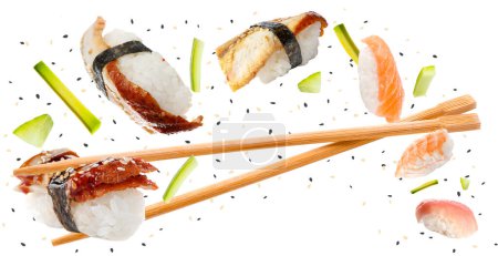 Foto de Nigiri sushi y palillos de madera volando sobre fondo blanco - Imagen libre de derechos