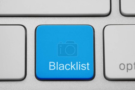 Photo pour Bouton bleu avec mot Liste noire sur le clavier de l'ordinateur, gros plan - image libre de droit