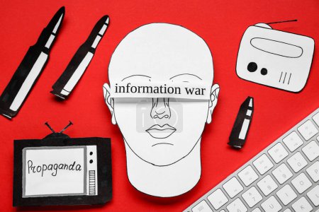 Konzept des Informationskrieges. Menschen verblendet durch Propaganda in den Medien. Flache Komposition Papierausschnitte und Tastatur auf rotem Hintergrund