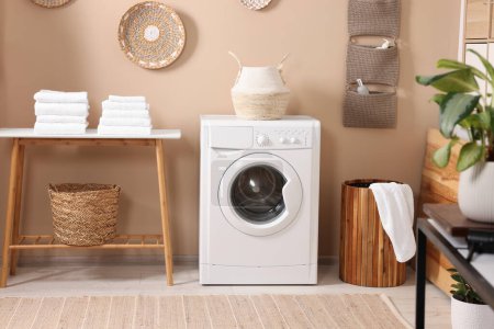 Foto de Elegante lavadero con lavadora moderna. Diseño de interiores - Imagen libre de derechos