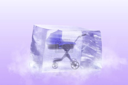 Foto de Conservación del material genético. Coche de bebé en cubo de hielo como criopreservación sobre fondo violeta - Imagen libre de derechos