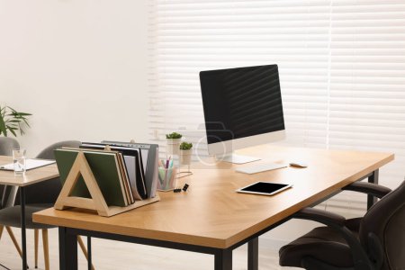Foto de Elegante lugar de trabajo con computadora n oficina moderna. Diseño de interiores - Imagen libre de derechos