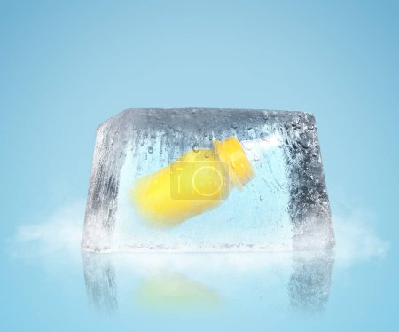 Foto de Conservación del material genético. Bebé biberón en cubo de hielo como criopreservación sobre fondo azul claro - Imagen libre de derechos