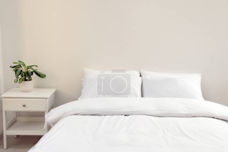 Foto de Almohadas suaves blancas en la cama acogedora en la habitación - Imagen libre de derechos