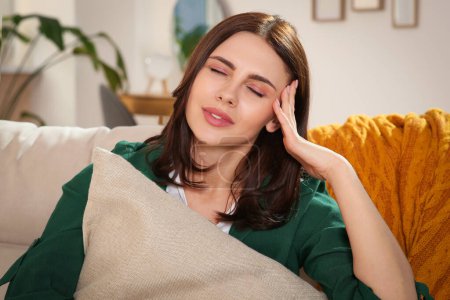 Jeune femme souffrant de maux de tête à l'intérieur. Affections hormonales