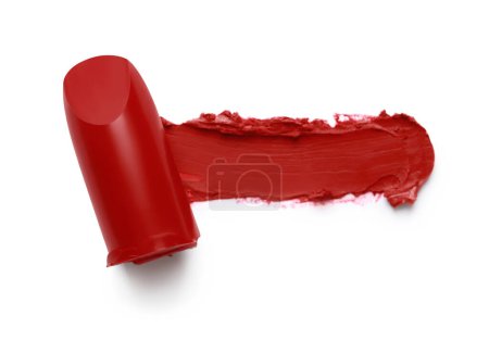 Téléchargez les photos : Rouge à lèvres lumineux et frottis sur fond blanc, vue de dessus - en image libre de droit