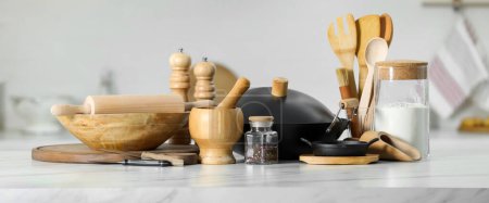 Set de utensilios de cocina y productos en mesa blanca en cocina, diseño de banner