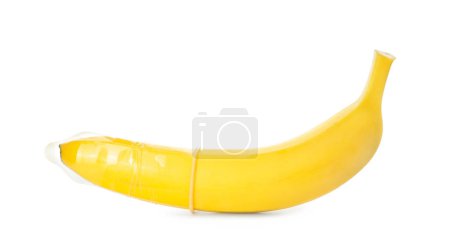 Téléchargez les photos : Banane avec préservatif isolé sur blanc. Concept de sexe sûr - en image libre de droit