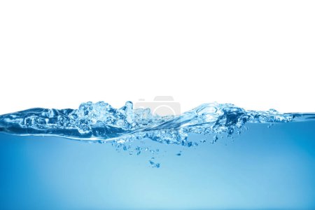 Spritzer klares blaues Wasser auf weißem Hintergrund